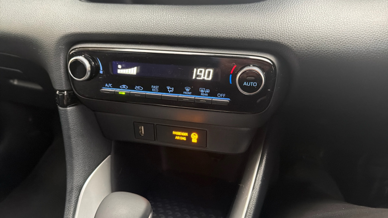 Toyota Yaris 1.5 Hybrid Design 5dr CVT Hybrid Hatchback